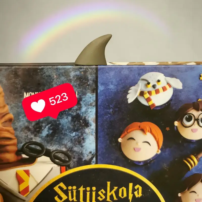 "félelmetes" cápa könyvjelző könyvben